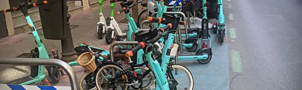 Los patinetes eléctricos en Madrid y su mal aparcamiento